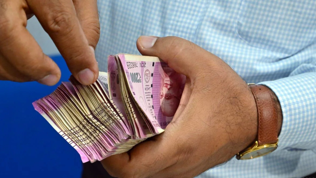 RBI की चेतावनी के बाद भी नहीं जाग रहे लोग, 2000 के 240 अरब मूल्य नोट अभी भी सर्कुलेशन में, 30 के बाद हो जाएंगे रद्दी