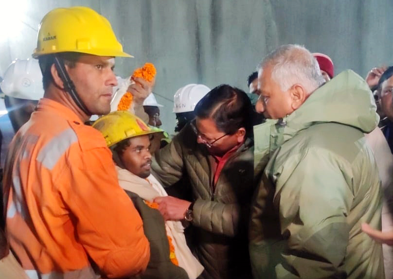 Uttarkashi Tunnel Rescue: चट्टान का सीना चीरकर सुरंग से निकाले सभी 41 मजदूर, चारों ओर जश्न का माहौल