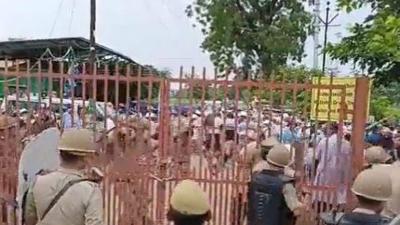 Agra: आगरा में अवैध कब्जा हटाने गई पुलिस पर राधा स्वामी सत्संगियों ने किया पथराव, पुलिस ने भी भांजी लाठियां, कई घायल