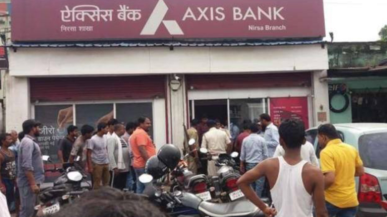 एक्सिस बैंक में डकैती की बड़ी वारदात, हथियारों के दम पर 7 करोड़ रुपए और जेवरात लेकर फरार हुए बदमाश