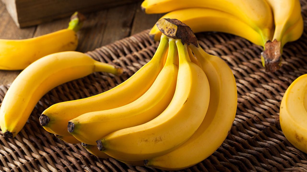 Banana Side Effects: इन बीमारियों से हैं पीड़ित तो भूलकर भी न खाएं केला, हो सकती है बड़ी परेशानी