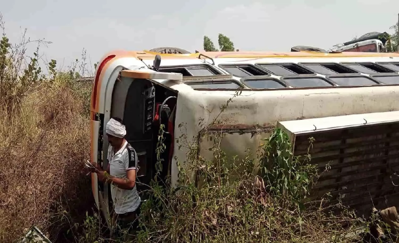 Bus Accident: लखीमपुर खीरी से देहरादून जा रही बस पलटी, पुलिस जांच में सामने आई हैरान करने वाली बात