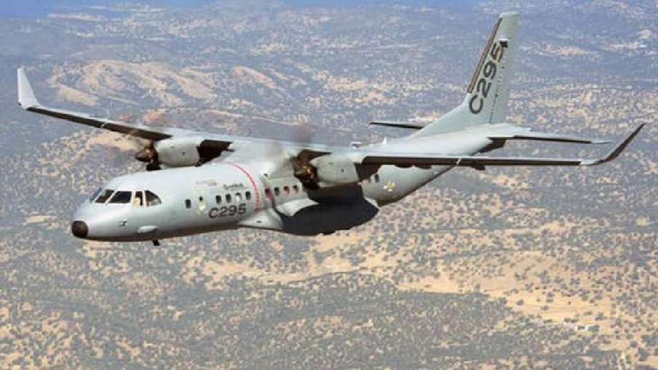 भारतीय वायु सेना की ताकत होगी दुगनी, रक्षा मंत्री राजनाथ सिंह ने वायुसेना के बेड़े में C-295 एयरक्राफ्ट को किया शामिल
