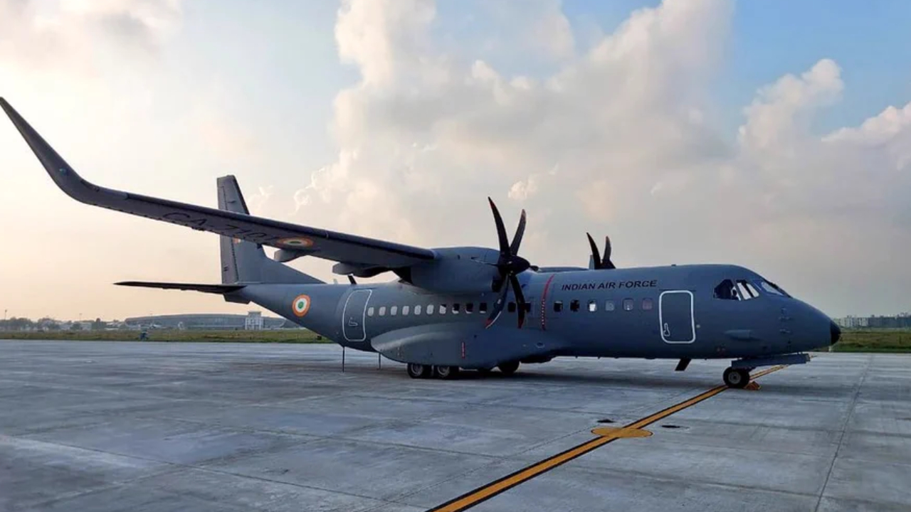 अब ड्रैगन और पाकिस्तान की खैर नहीं! स्पेन से उड़ान भरकर भारत पहुंचा पहला C-295 विमान, जानें क्या है इसकी खासियत?