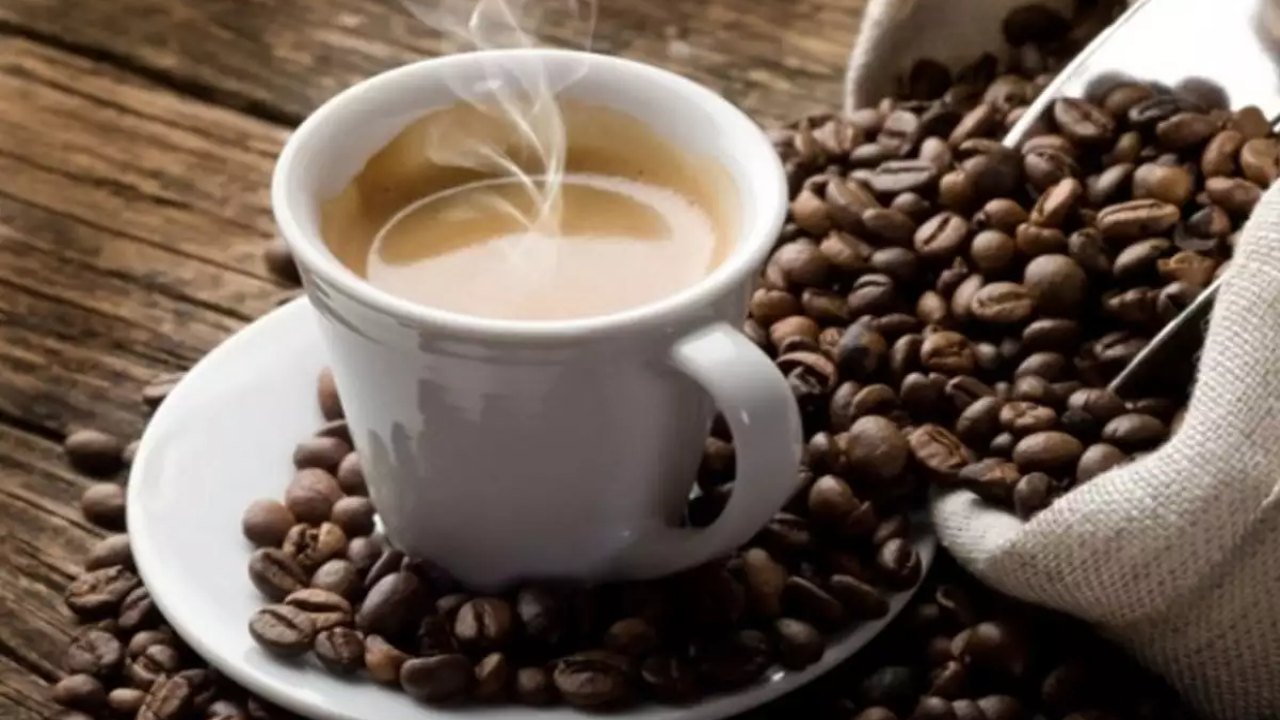 Coffee for health: क्या आप भी सुबह उठकर खाली पेट कॉफी का सेवन करते है तो आज ही जान लें वरना हो सकता है ये खतरा
