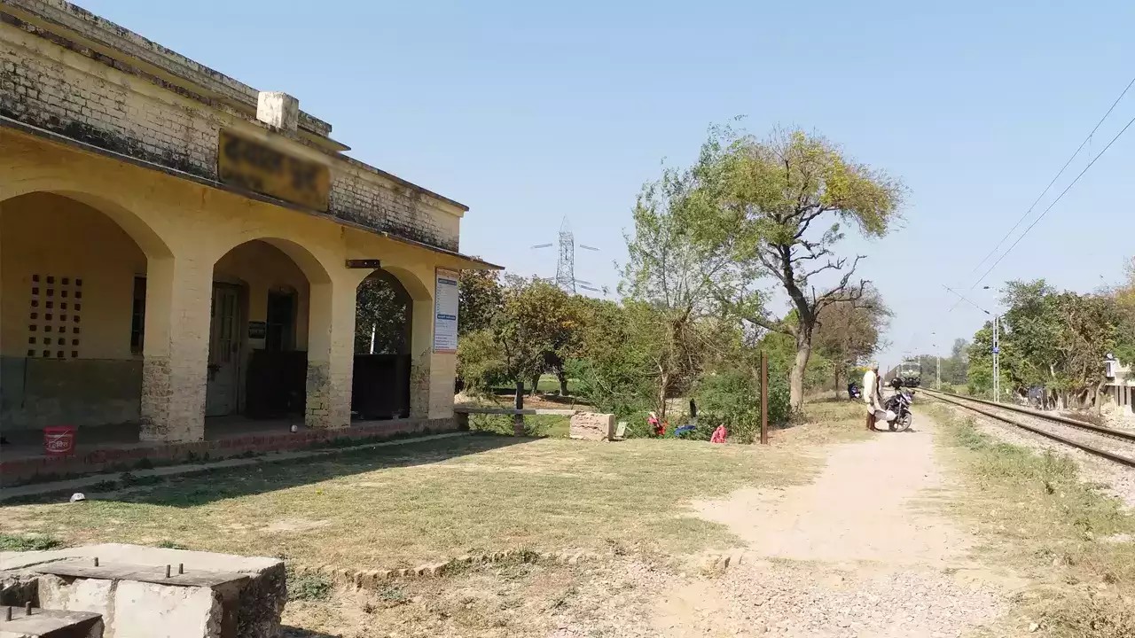 Indian Railways : देश का एक ऐसा रेलवे स्टेशन जहां कोई नहीं करता सफर, फिर भी खरीदे जाते हैं टिकट, जानें पीछे की दिलचस्प कहानी