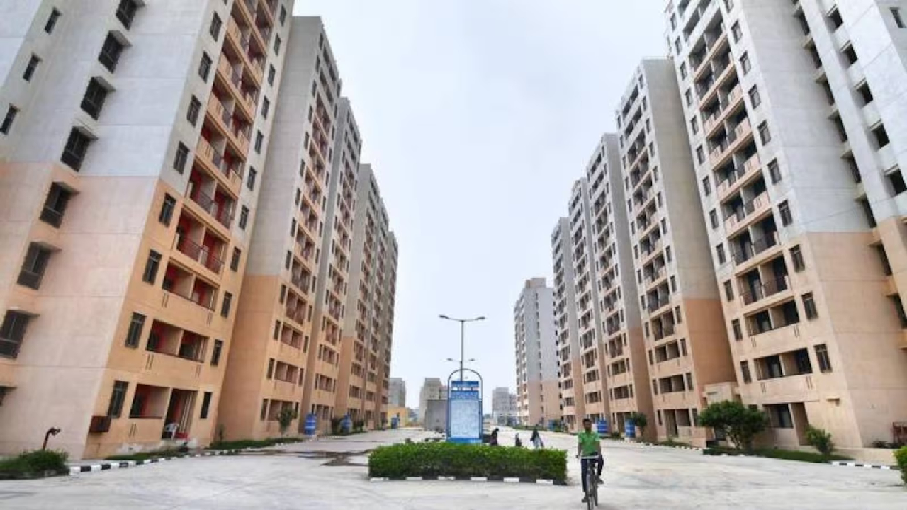 दिल्ली में अपना घर खरीदने का सपना होगा साकार! महज 11 लाख रुपए में खरीद सकते हैं फ्लैट