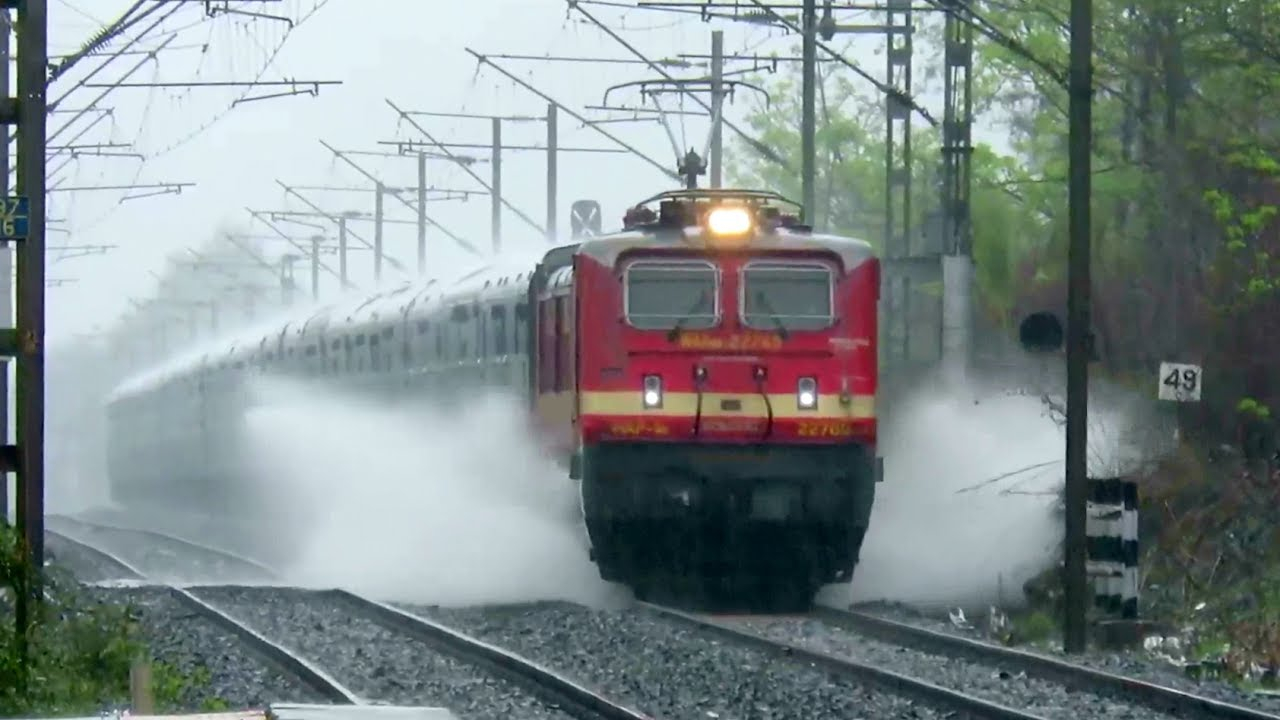 Indian Railways: भारी बारिश के बाबजूद भी क्यों नहीं फिसलती है ट्रेन, जानें इसके पीछे की वजह
