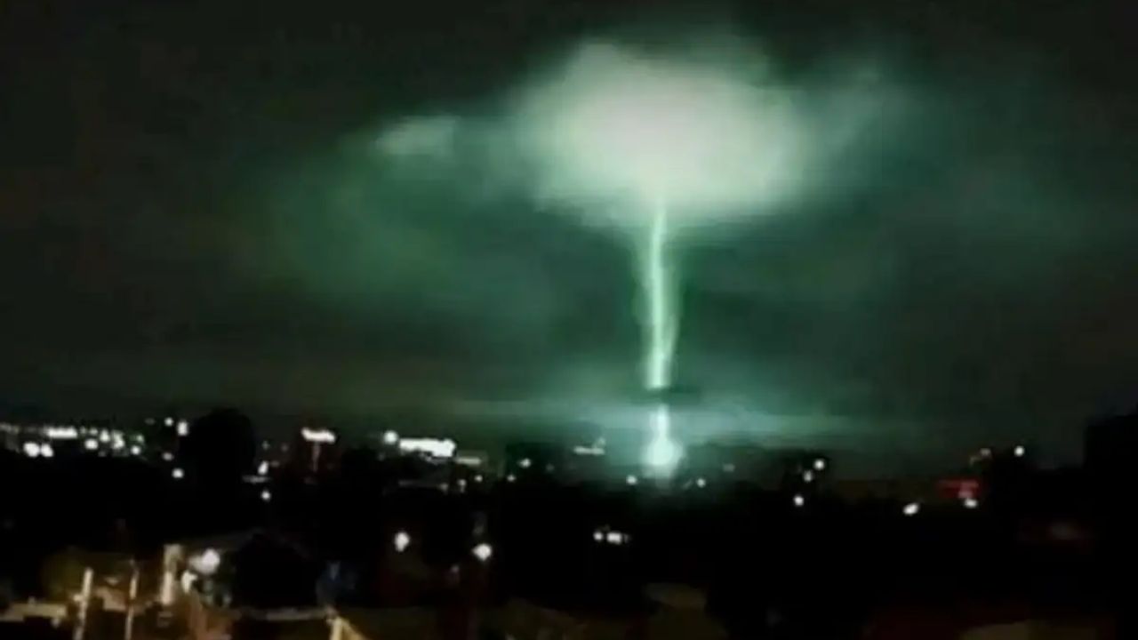 भूकंप के समय आसमान में क्यों दिखती है रहस्यमय बिजली, धरती से आकाश तक करती है सफर