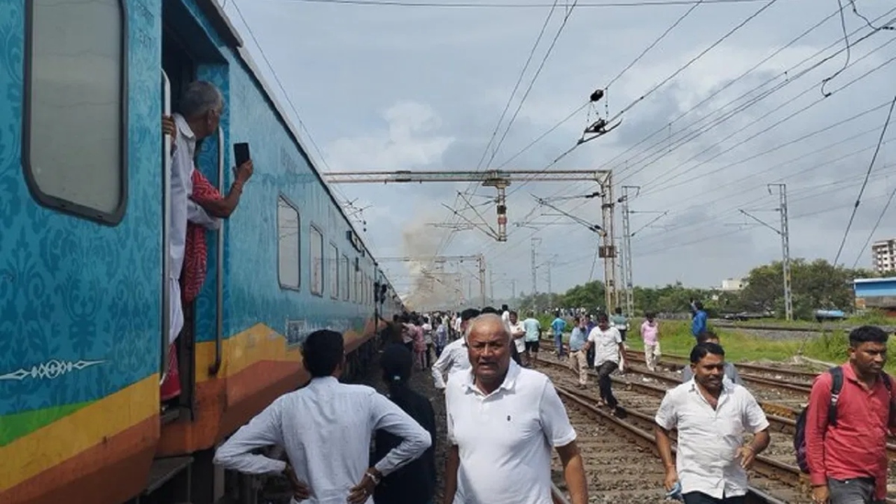 Fire broke in Humsafar Express: हमसफर ट्रेन में लगी आग, देखें यात्रियों में मची अफरा-तफरी का वीडियो