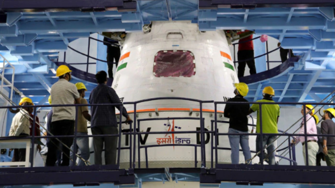 Gaganyaan test flight: जब विस्फोट में मारे गए थे 3 अंतरिक्ष यात्री, इसरो ने ली सीख, क्रू एस्केप सिस्टम में लगाए स्वदेशी उपकरण