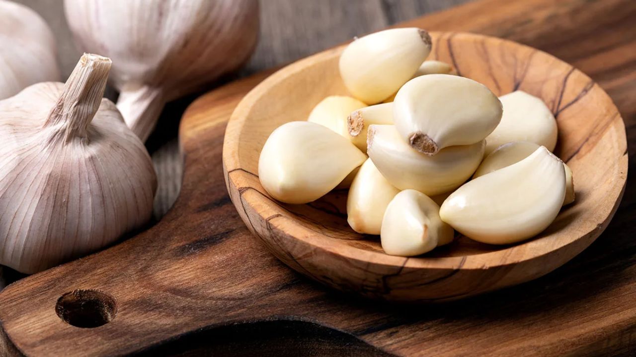 Garlic Side Effects: ज्यादा लहसुन खाने वाले हो जाएं सावधान! हो सकती है ये परेशानी