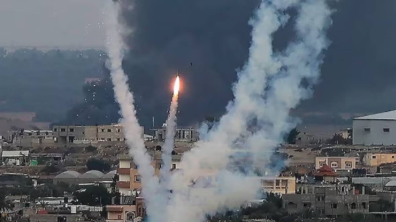 Israel Hamas War: इजरायल पर जंग में व्हाइट फॉस्फोरस इस्तेमाल करने का आरोप, जानें ये कितना खतरनाक