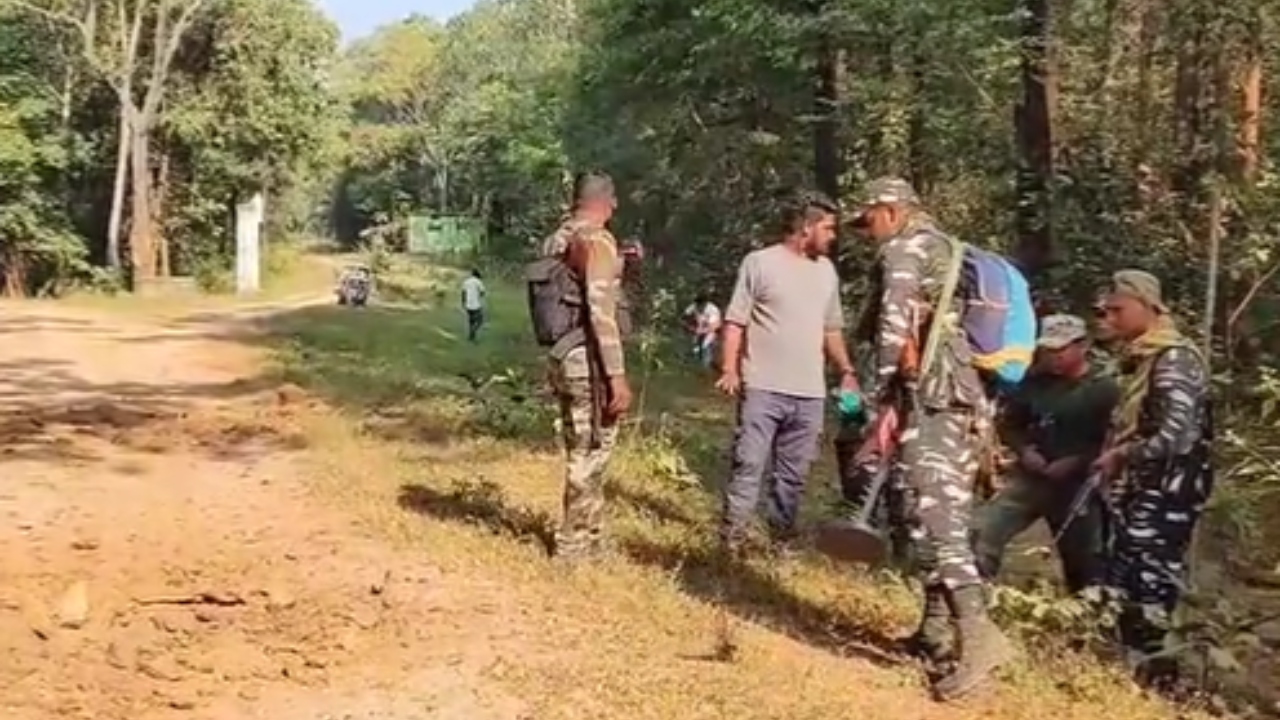 Chhattisgarh Election 2023:  छत्तीसगढ़ के धमतरी में IED ब्लास्ट, CRPF की टीम को बनाया निशाना
