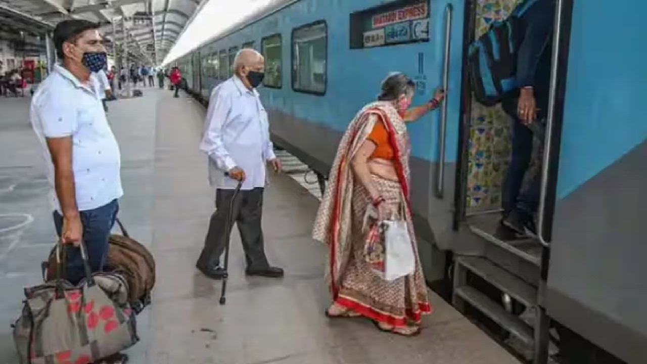 Indian Railways: सीन‍ियर स‍िटीजन को क‍िराए में म‍िलने वाली छूट पर ये है बड़ा अपडेट, जानें रेलवे का प्लान