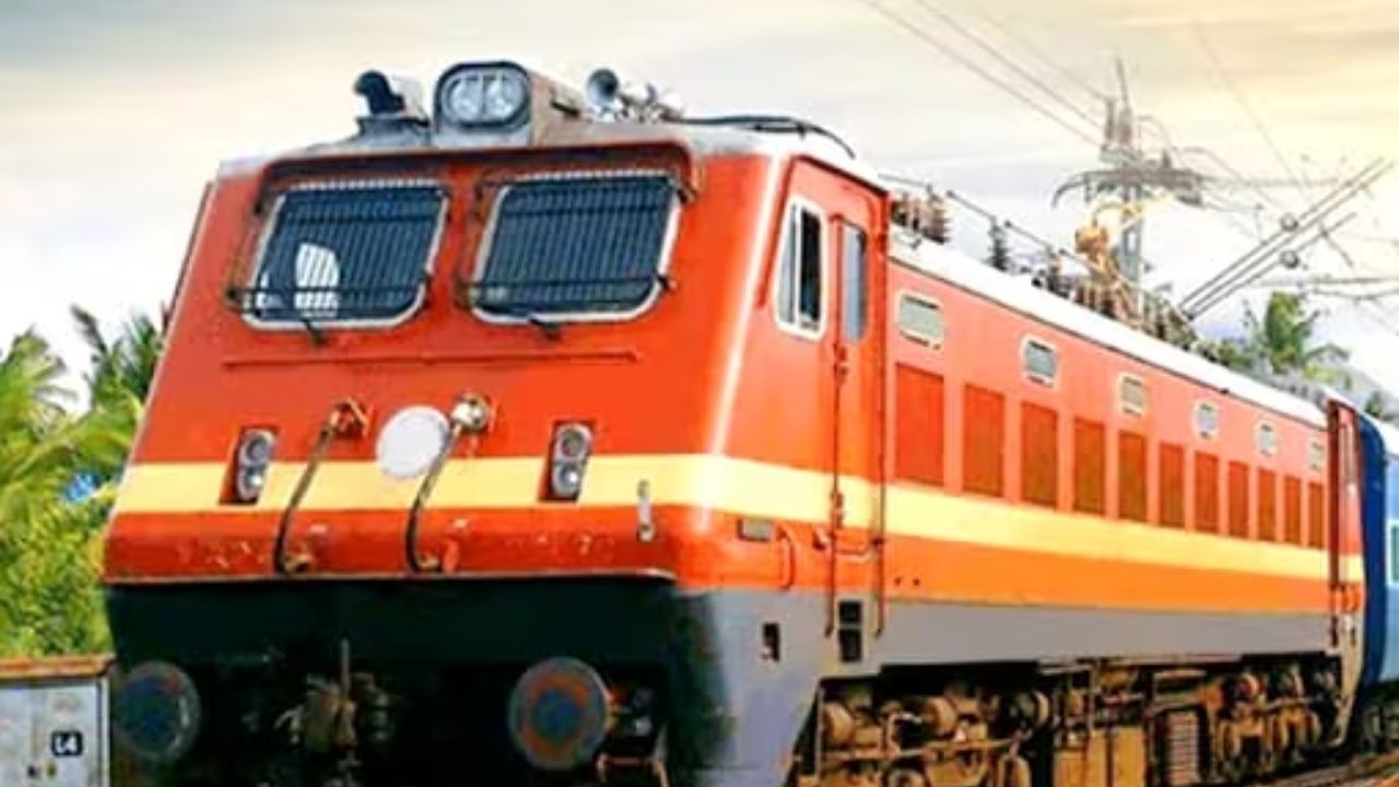 Indian Railway Compensation List: अगर ट्रेन में हुई चोरी-डकैती तो रेलवे देगा मुआवजा, जान जाने पर बढ़ाई 10 गुना राशि