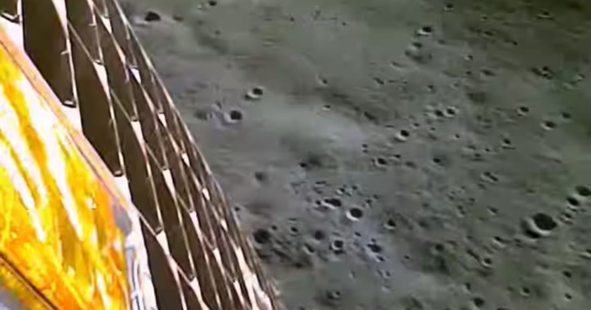 Chandrayaan-3 Moon Video: चांद पर विक्रम की लैंडिंग के वक्त ऐसा था नजारा, इसरो ने जारी किया वीडियो, क्या आपने देखा?