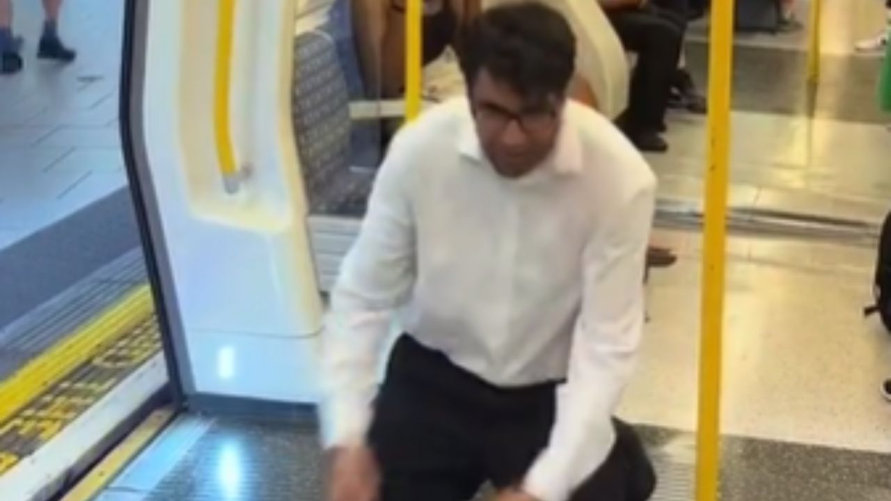 Viral Video: दिल्ली नहीं लंदन मेट्रो में शख्स ने 'चल छइयां-छइयां' गाने पर किया डांस, वीडियो देखकर अपनी हंसी नहीं रोक पाएंगे आप