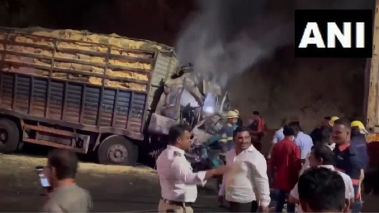 Maharashtra: पुणे-बेंगलुरु हाईवे पर दर्दनाक हादसा, ट्रक में आग लगने से 4 लोगों की मौत, 2 घायल