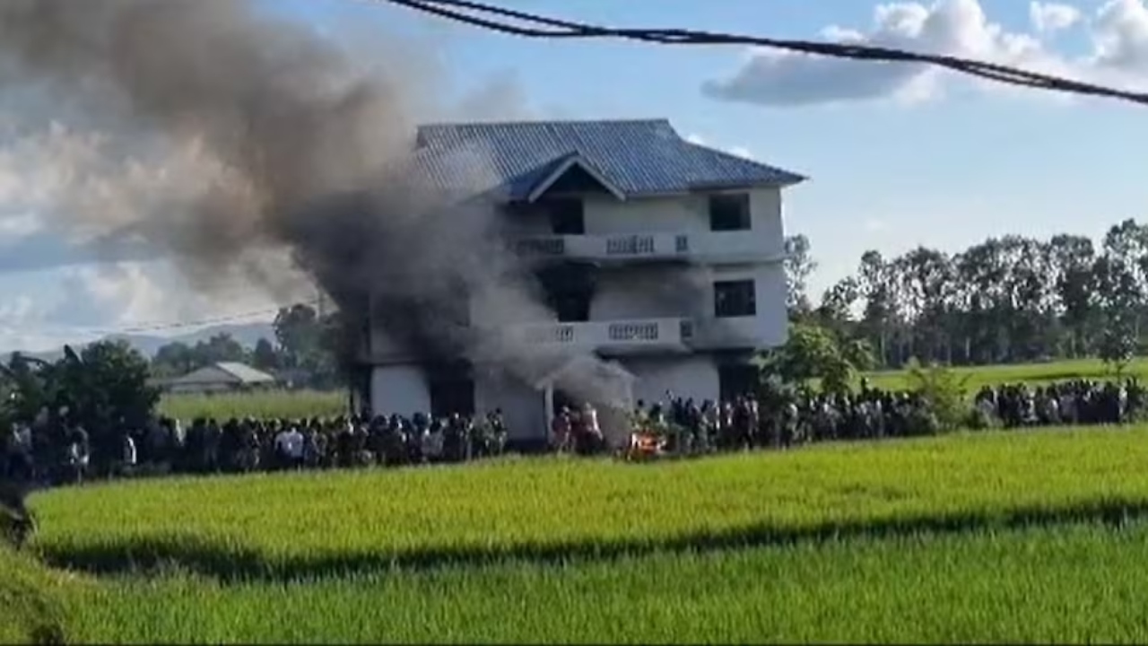 मणिपुर में बीजेपी दफ्तर फूंका, भीड़ ने जमकर किया उपद्रव, पुलिस से झड़प में कई लोग घायल