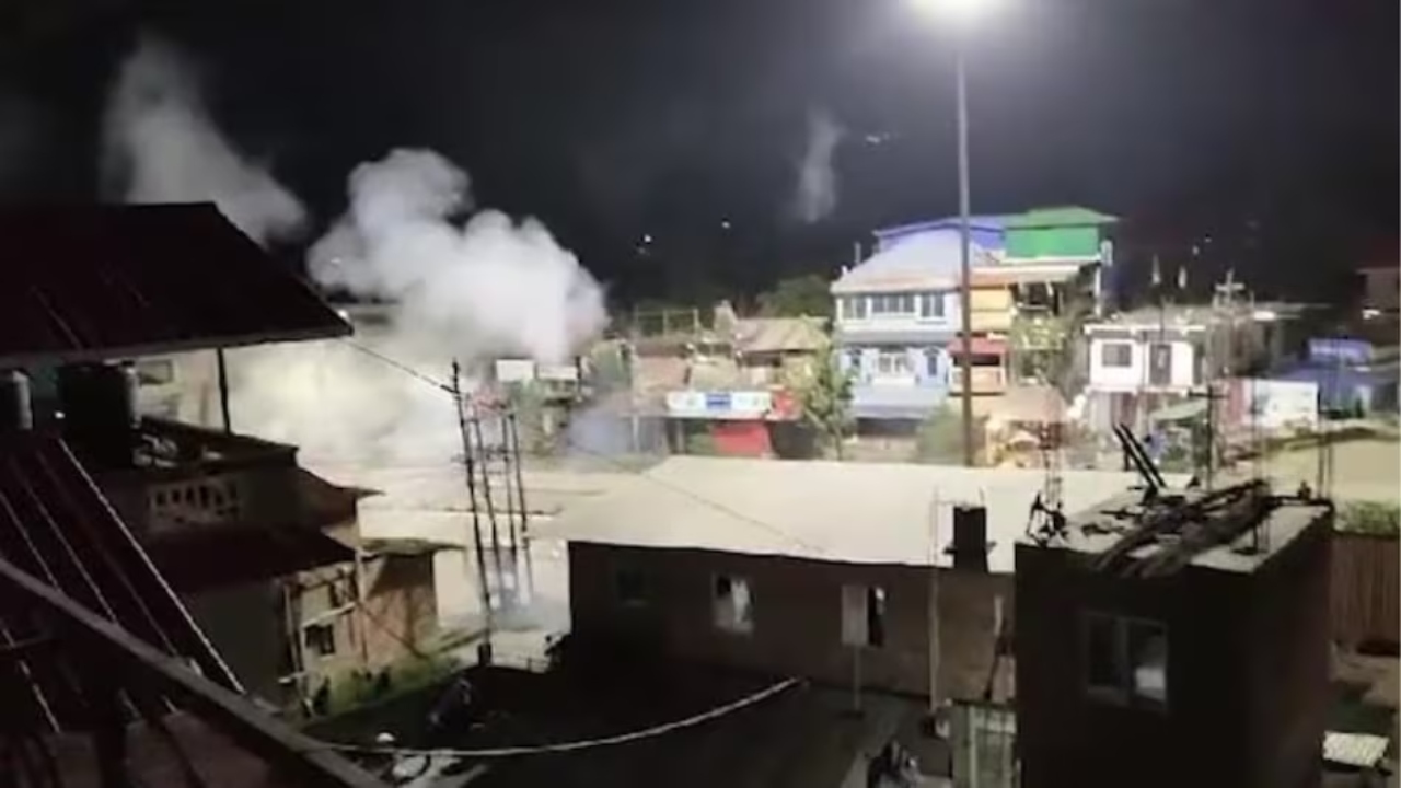 मणिपुर: भीड़ ने की सीएम के घर को जलाने की कोशिश, पुलिस को चलानी पड़ी गोली