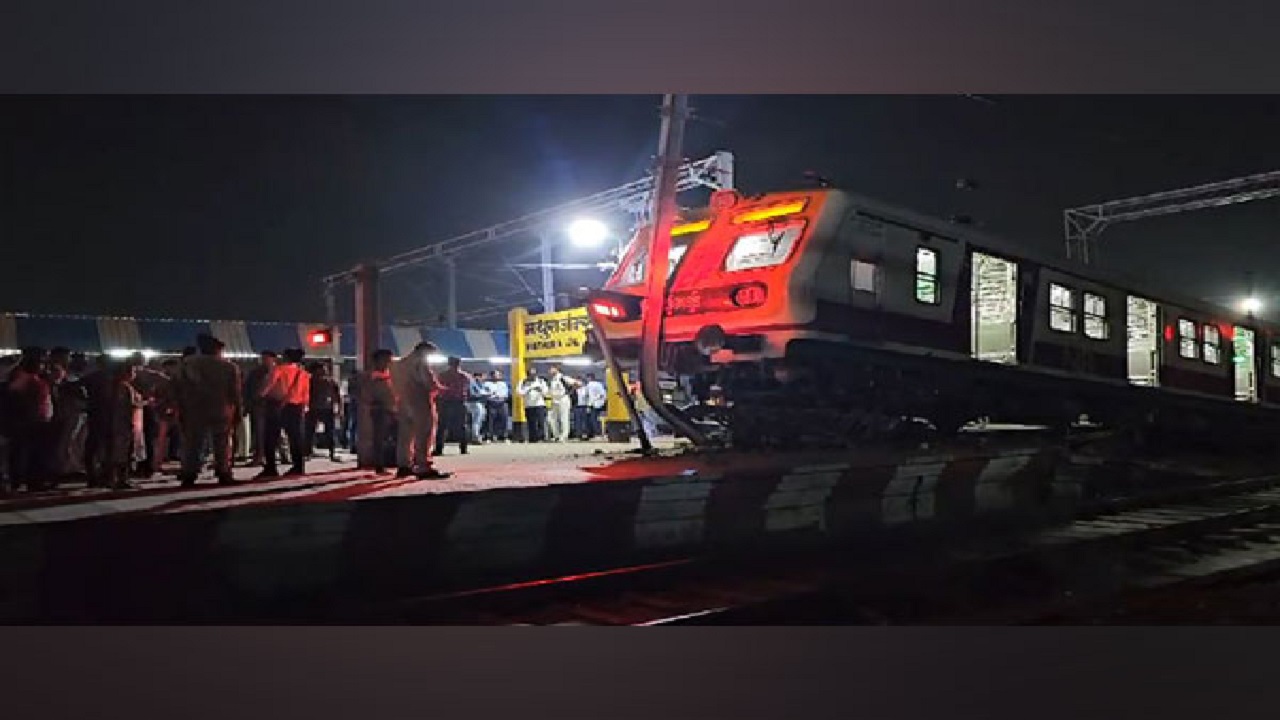 मथुरा में पटरी छोड़ प्लेटफॉर्म पर चढ़ गई ट्रेन, मची भगदड़...देखें VIDEO