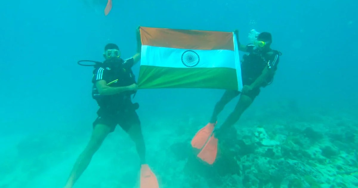 Watch: इंडियन Navy के जवानों ने अनूठे अंदाज में मनाया आजादी का जश्न, समंदर के अंदर फहराया तिरंगा