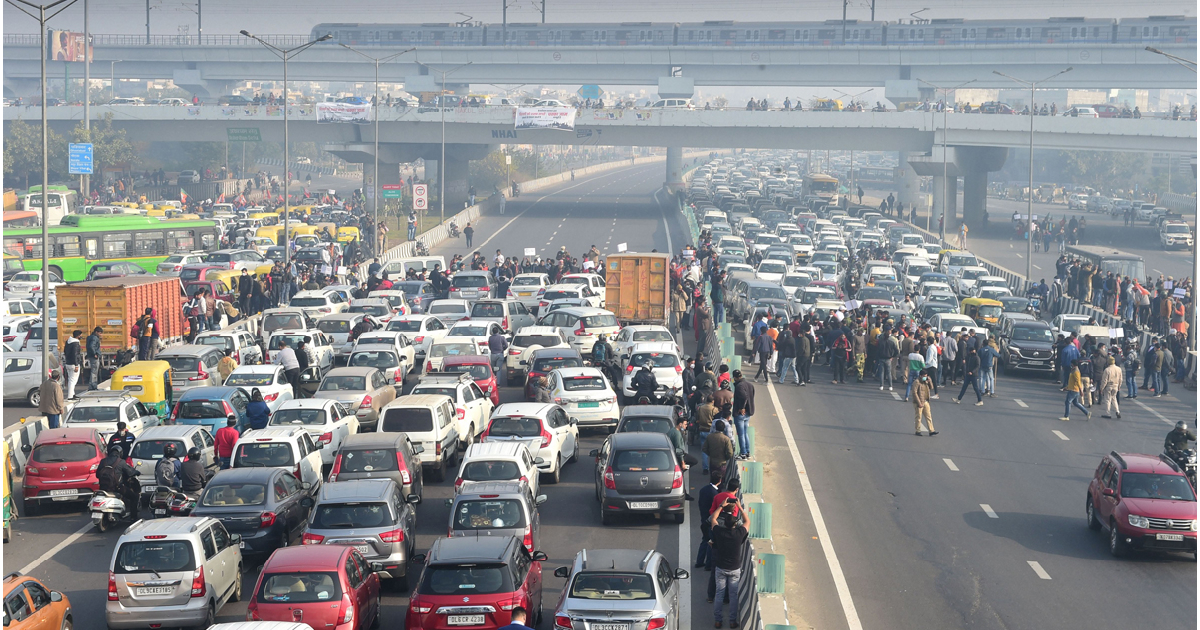 दिल्ली-नोएडा के इन सड़कों पर जाना खतरे से खाली नहीं, एक क्लिक में जानें ट्रैफिक विभाग की एडवाइजरी