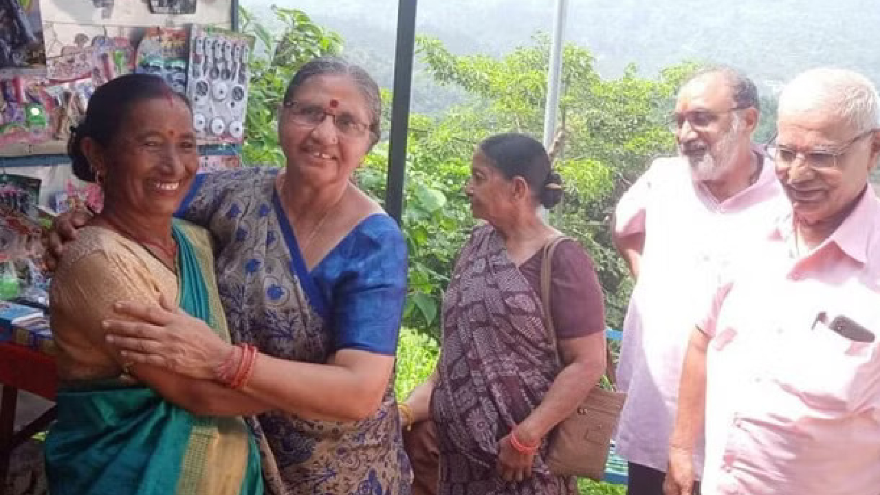 पीएम मोदी की बहन बसंती बेन ने सीएम योगी की बहन शशि देवी से भी की मुलाकात, नीलकंठ में की पूजा-अर्चना