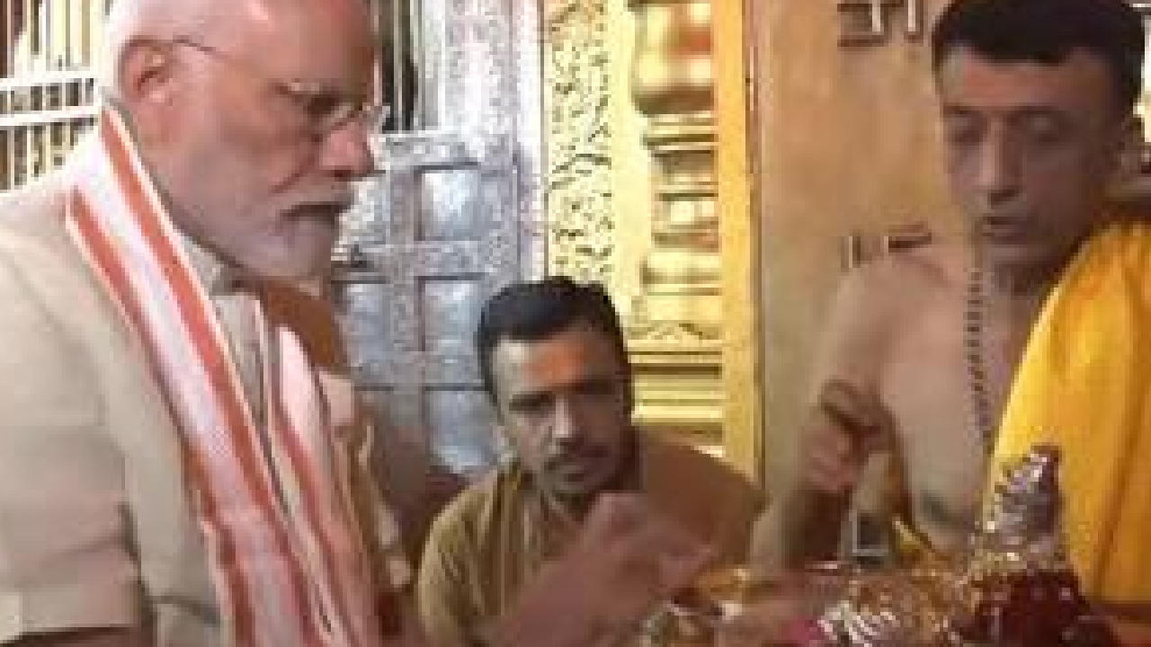 PM मोदी ने अंबाजी शक्तिपीठ मंदिर में टेका मत्था, गुजरात दौरे के दौरान कई हजार करोड़ की देंगे सौगात