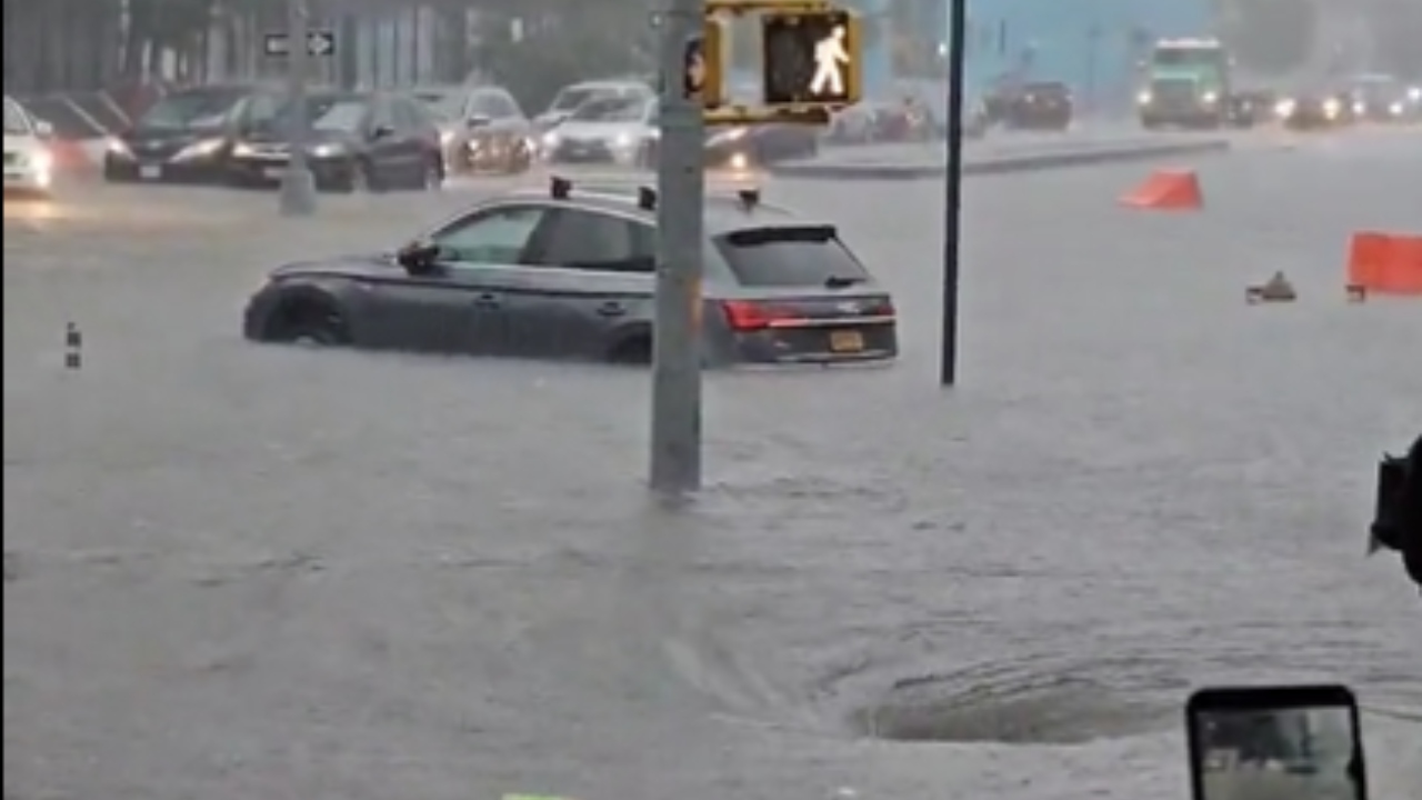 बाढ़ से डूबा न्यूयॉर्क शहर, अमेरिका के कई राज्यों के बिगड़े हालात,  जहां-तहां फंसे लोग