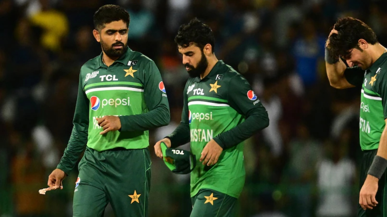 पाकिस्तान टीम पड़ी फूट, ड्रेसिंग में बाबर आजम से उलझे प्लेयर्स, रिजवान ने भी किया किनारा