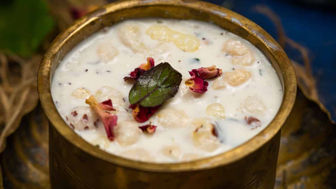 जन्माष्टमी पर ऐसे बनाएं पंचामृत, जानें क्या होते हैं इसको पीने के फायदे