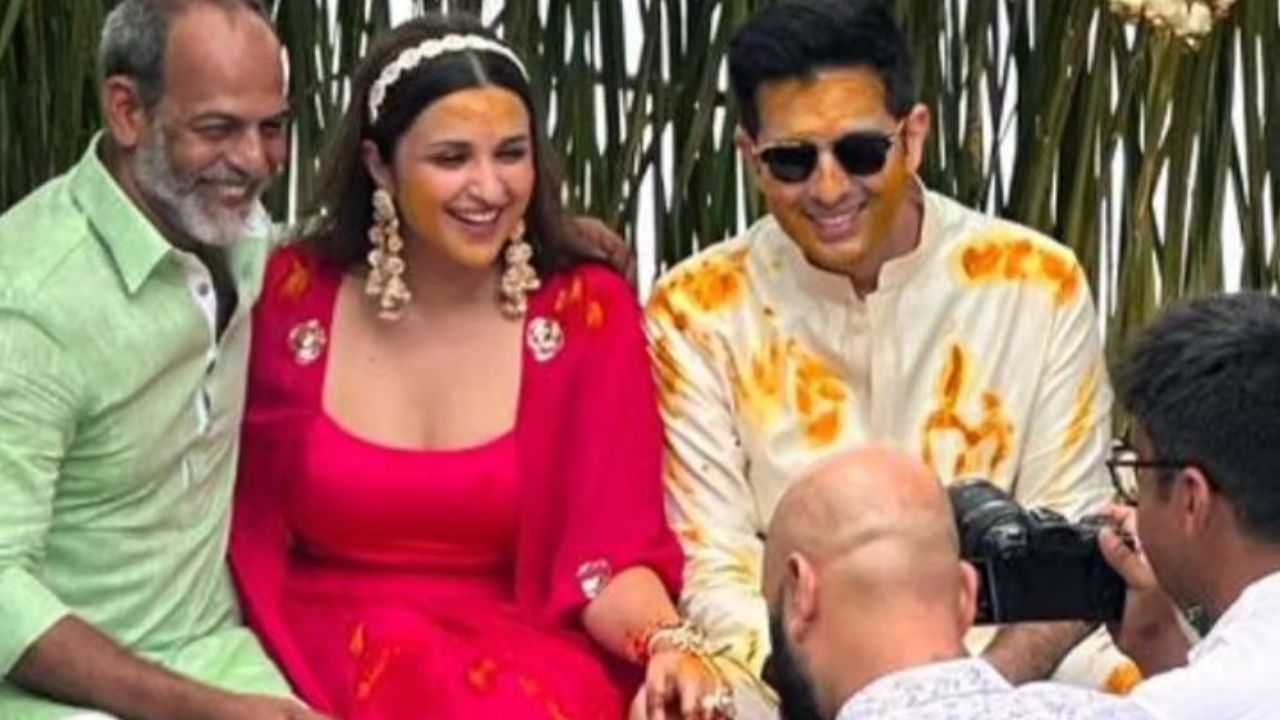 Parineeti-Raghav Haldi Photo: शादी के बाद अब हल्दी की तस्वीरें आई सामने, पिंक आउटफिट में दुल्हनिया परिणीति चोपड़ा ने लूटी महफिल