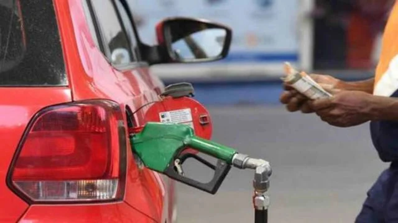 Petrol Price Today: कच्चे तेल की कीमतों में हुई बढ़ोतरी, जानें अब दिल्ली, मुंबई, कोलकाता में क्या हैं पेट्रोल-डीजल के रेट