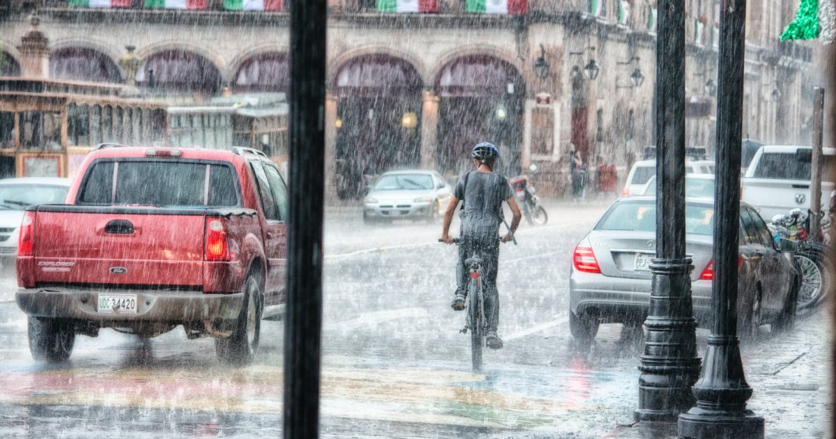 अगर भारी बारिश में बह गई है गाड़ी तो जानें इंश्योरेंस क्लेम मिलेगा या नहीं