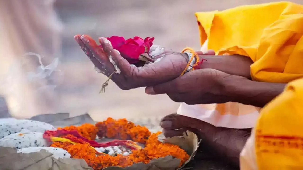 Pitru Paksha 2023: आज से पितृ पक्ष की शुरुआत, जानें तर्पण का नियम और श्राद्ध की तिथियां