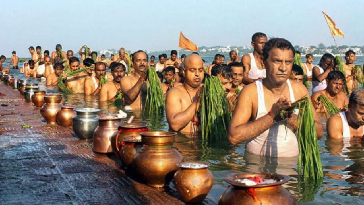 Sarva Pitru Amavasya 2023: जानें साल 2023 में कब है पितृपक्ष की अमावस्या, इस दिन कैसे दें अपने पितरों को विदाई?