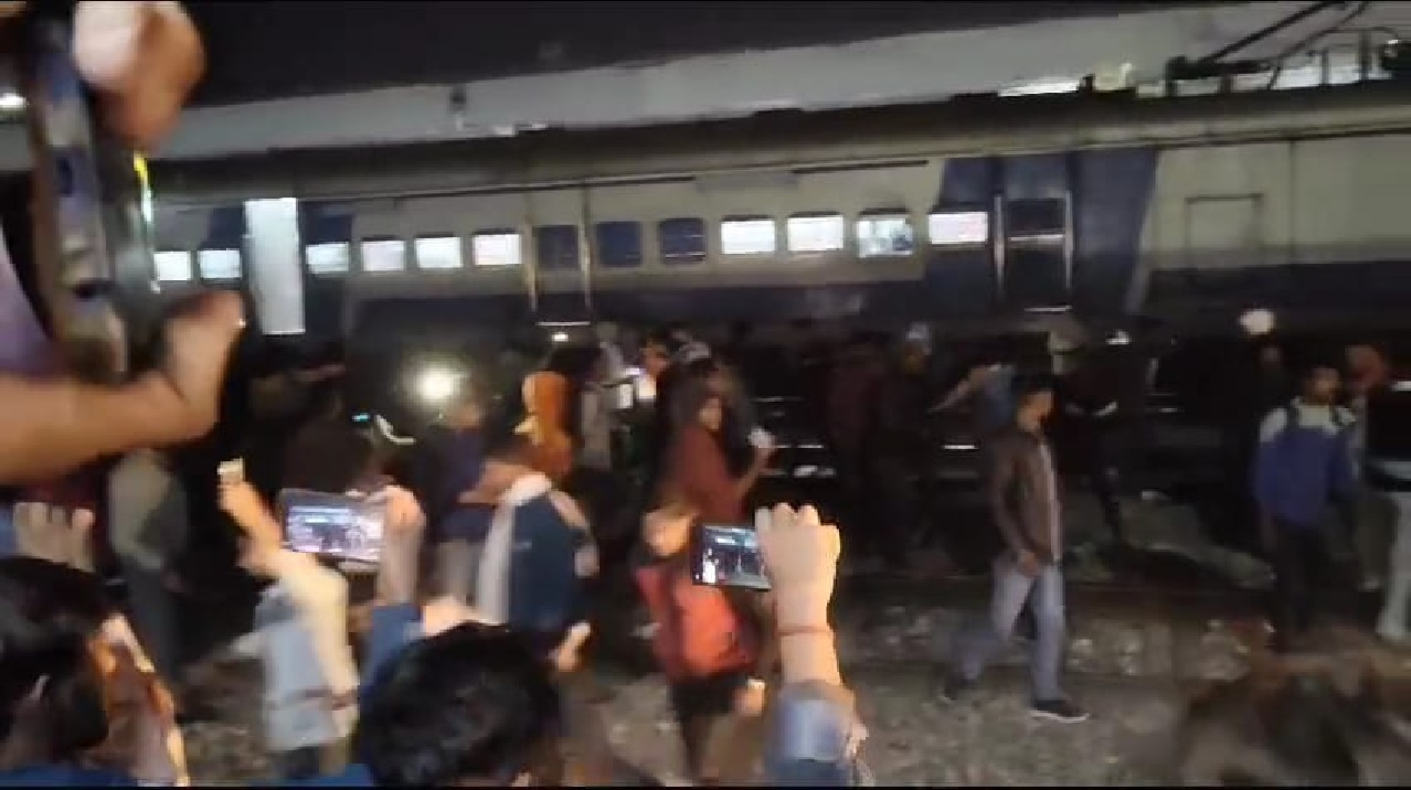 Punjab: छठ पूजा से पहले ट्रेन हुई रद्द तो भड़के लोग, रेलवे ट्रैक पर उतरे यात्री...हंगामा और पत्थरबाजी