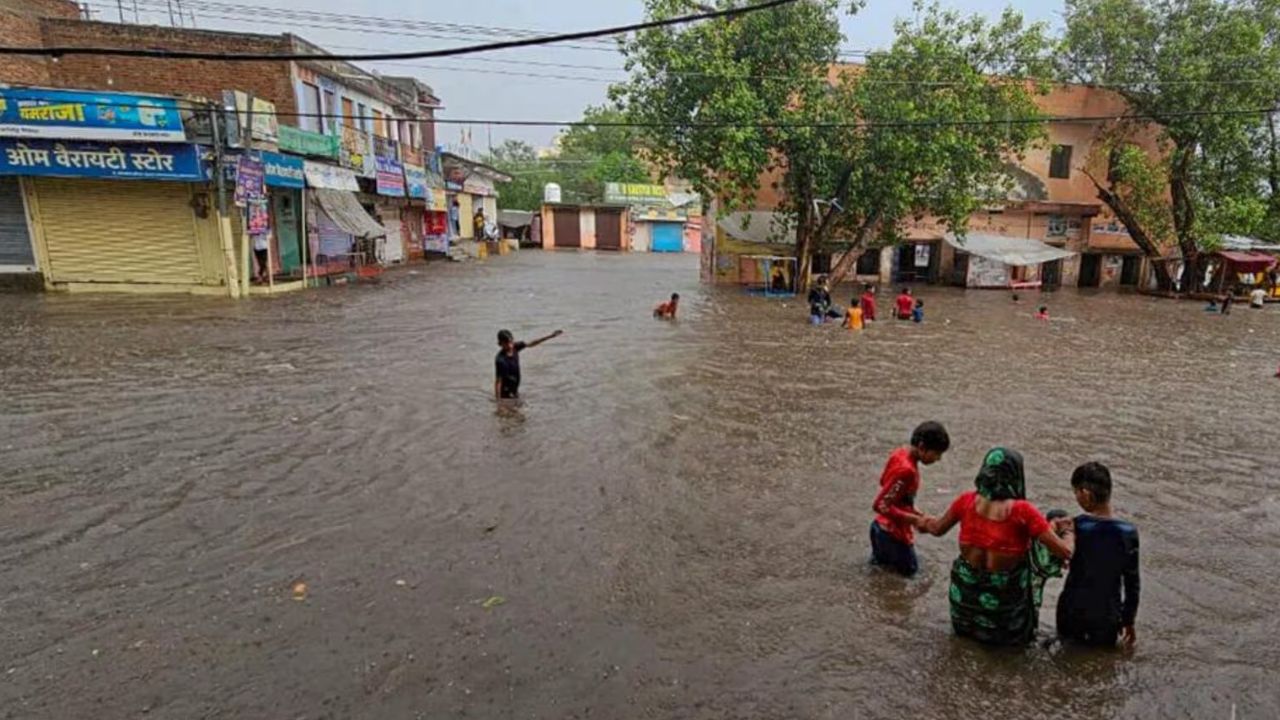 Heavy Rain: गुजरात में भारी बारिश से बाढ़ जैसे हालात, राजस्थान में अलर्ट के बाद स्कूल-कॉलेज बंद