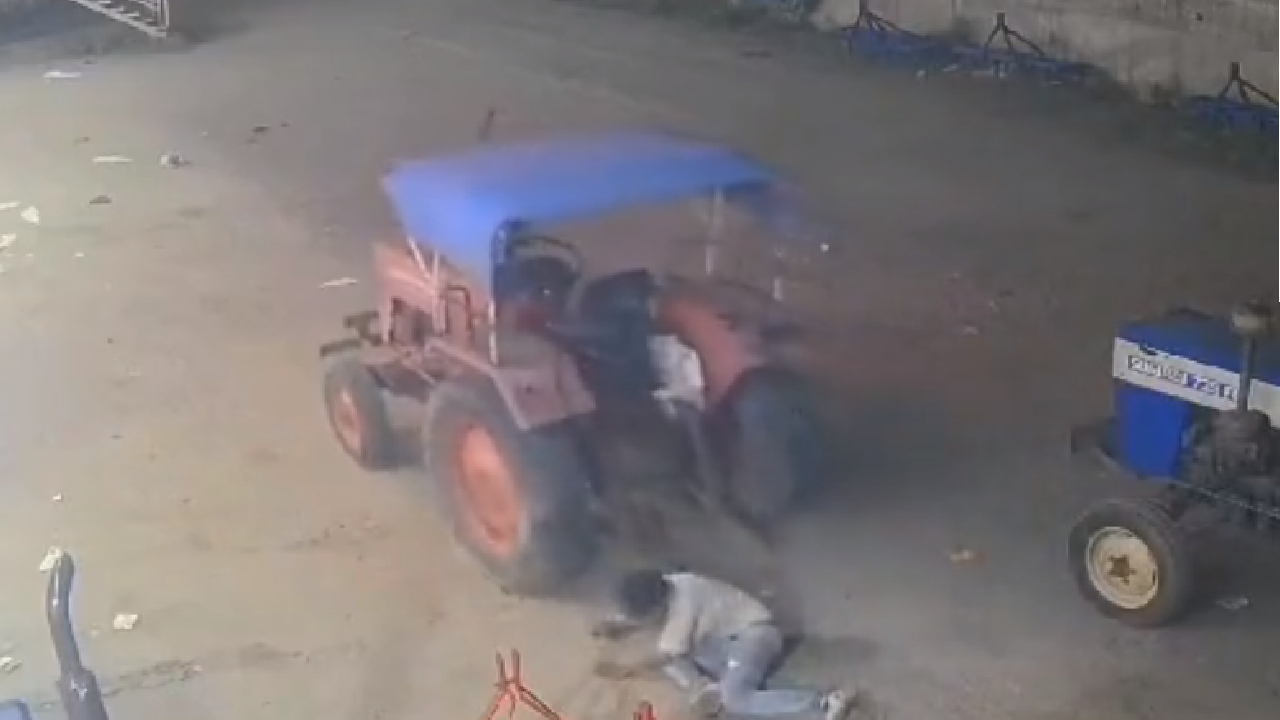 Viral Video: किस चक्की का आटा खाता है ये चोर... शरीर के ऊपर चढ़ गया ट्रैक्टर फिर भी नहीं मानी बंदे ने हार, चुरा ले गया गाड़ी