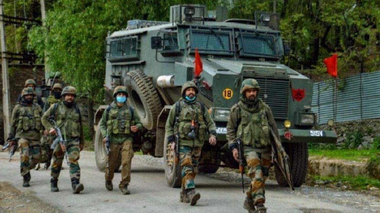 J&K: शोपियां में सुरक्षाबलों ने लश्कर के 2 आतंकियों को किया ढेर, सर्च ऑपरेशन जारी