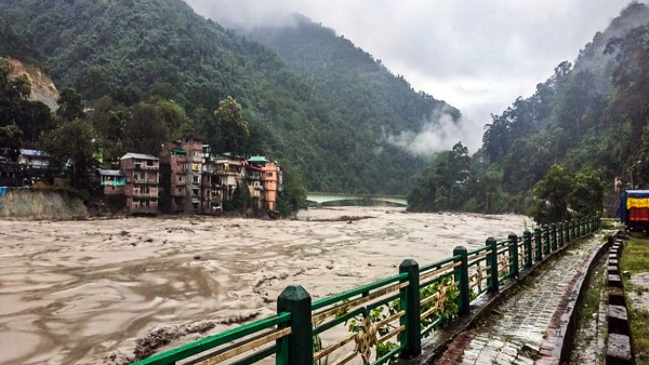 Sikkim Flood: तीस्ता नदी में आया आपदा का तूफान, 22 सैनिकों सहित 102 लोग अभी भी लापता