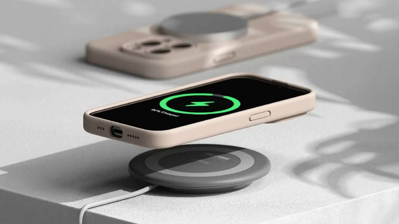 Qi2 charging Technology:  जानिए Qi2 टेक्नोलॉजी के बारे में जिसमें  बगैर चार्जर के चार्ज हो सकेंगे स्मार्टफोन