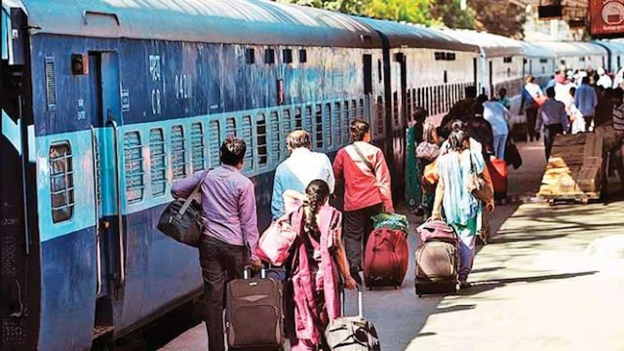 Indian Railway: ट्रेन के लेट होने पर आपको मिलेगा अब रिफंड पूरा पैसा, इसके लिए करने होंगे ये उपाय