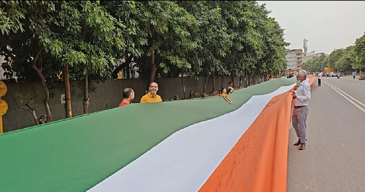 Noida: एक हजार फीट लंबे झंडे के साथ निकाली जाएगी तिरंगा यात्रा, कर्नाटक से बनकर आया नोएडा