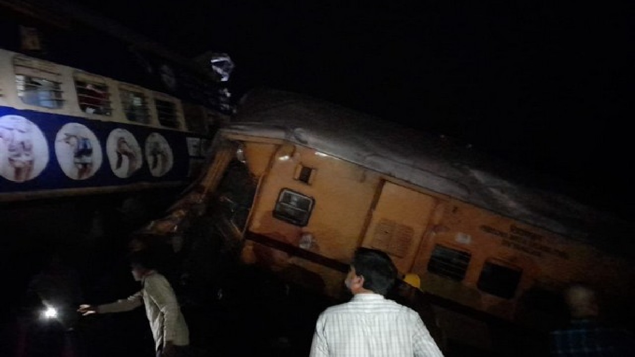 Train Accident: आंध्र प्रदेश में हुए भीषण ट्रेन हादसे की वजह से 12 ट्रेनों को किया गया निरस्त, 15 का रूट बदला