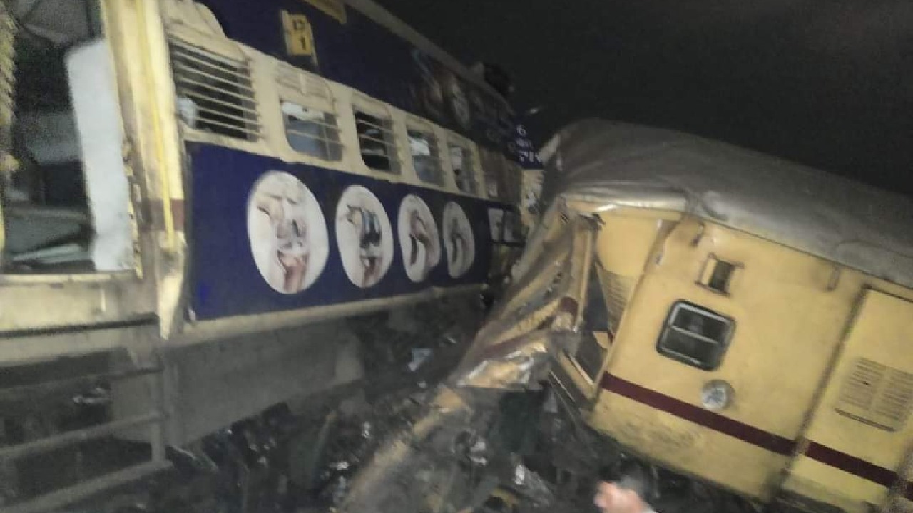 Train Accident: आंध्र प्रदेश में दो ट्रेनों की जोरदार भिड़ंत से हुआ हादसा, पीएम मोदी ने मुआवजे का किया ऐलान