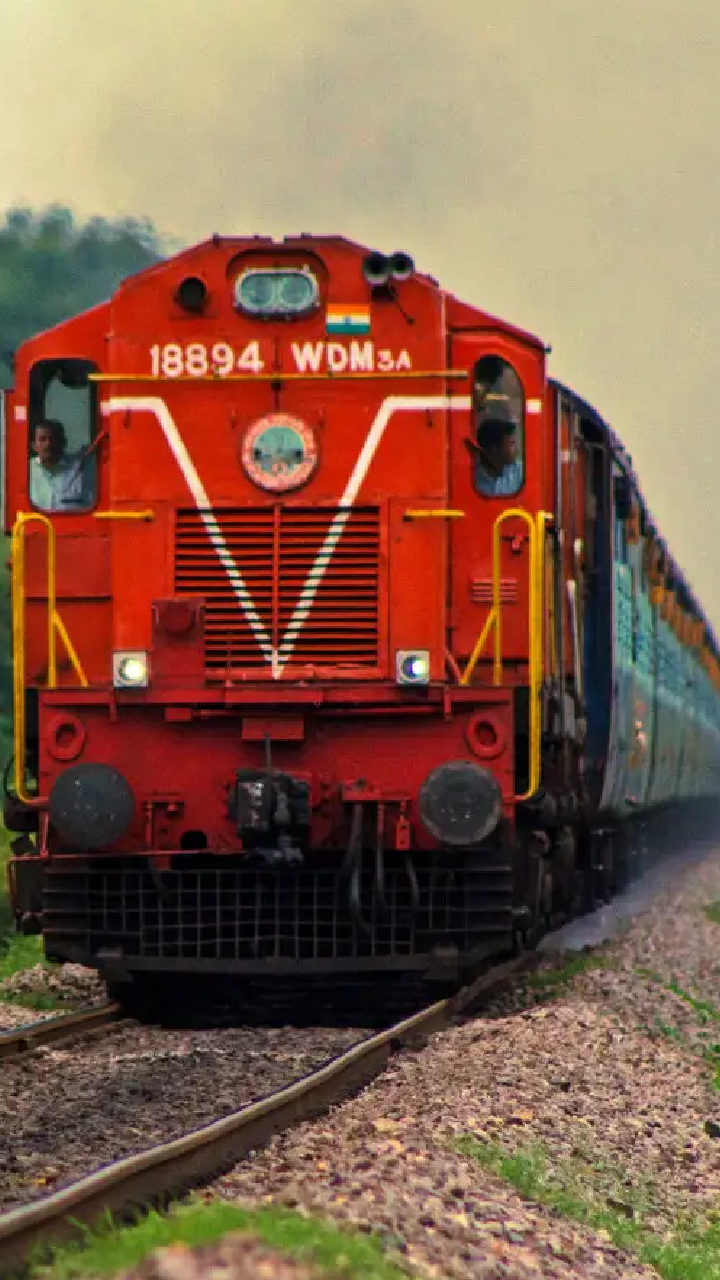 Viral Video : बिना इंजन के ही पटरी पर दौड़ने लगी ट्रेन, वीडियो देख आप भी रह जाएंगे कंफ्यूज