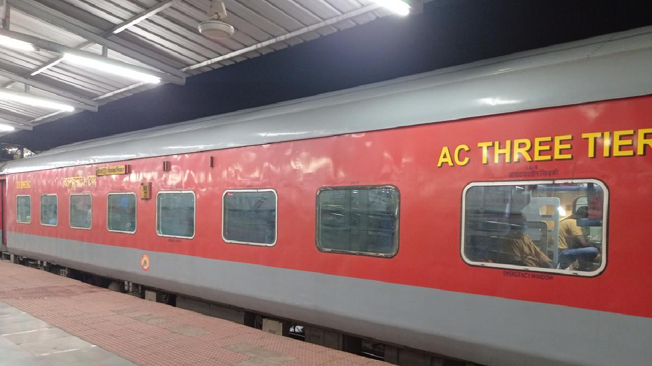 Special Trains: छठ पूजा से पहले यूपी, बिहार वालों को रेलवे का बड़ा तोहफा! 3 दर्जन स्पेशल ट्रेनें शुरू, मिलेगा कंफर्म टिकट